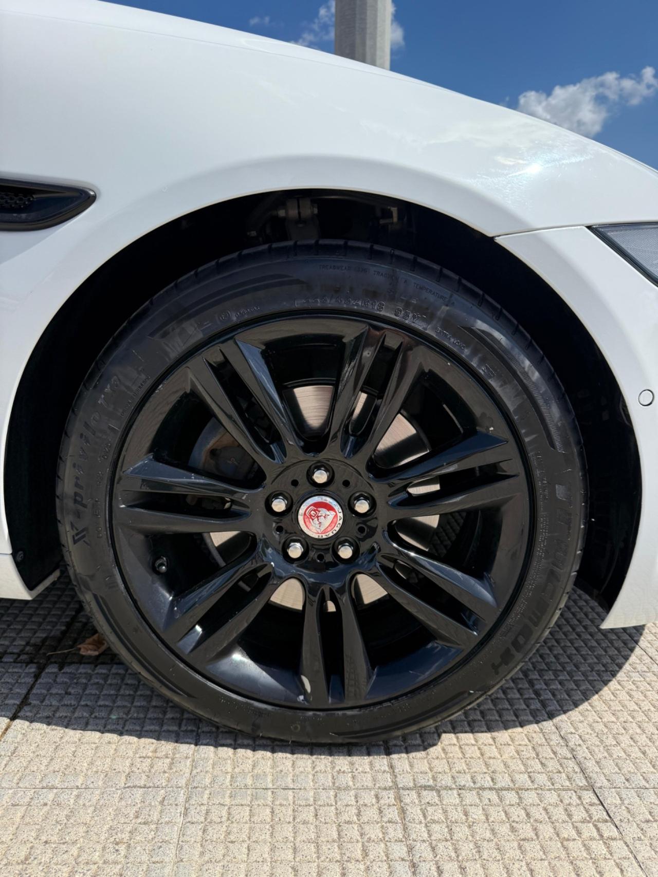 Jaguar XE 2.0 D Turbo aut. Pure