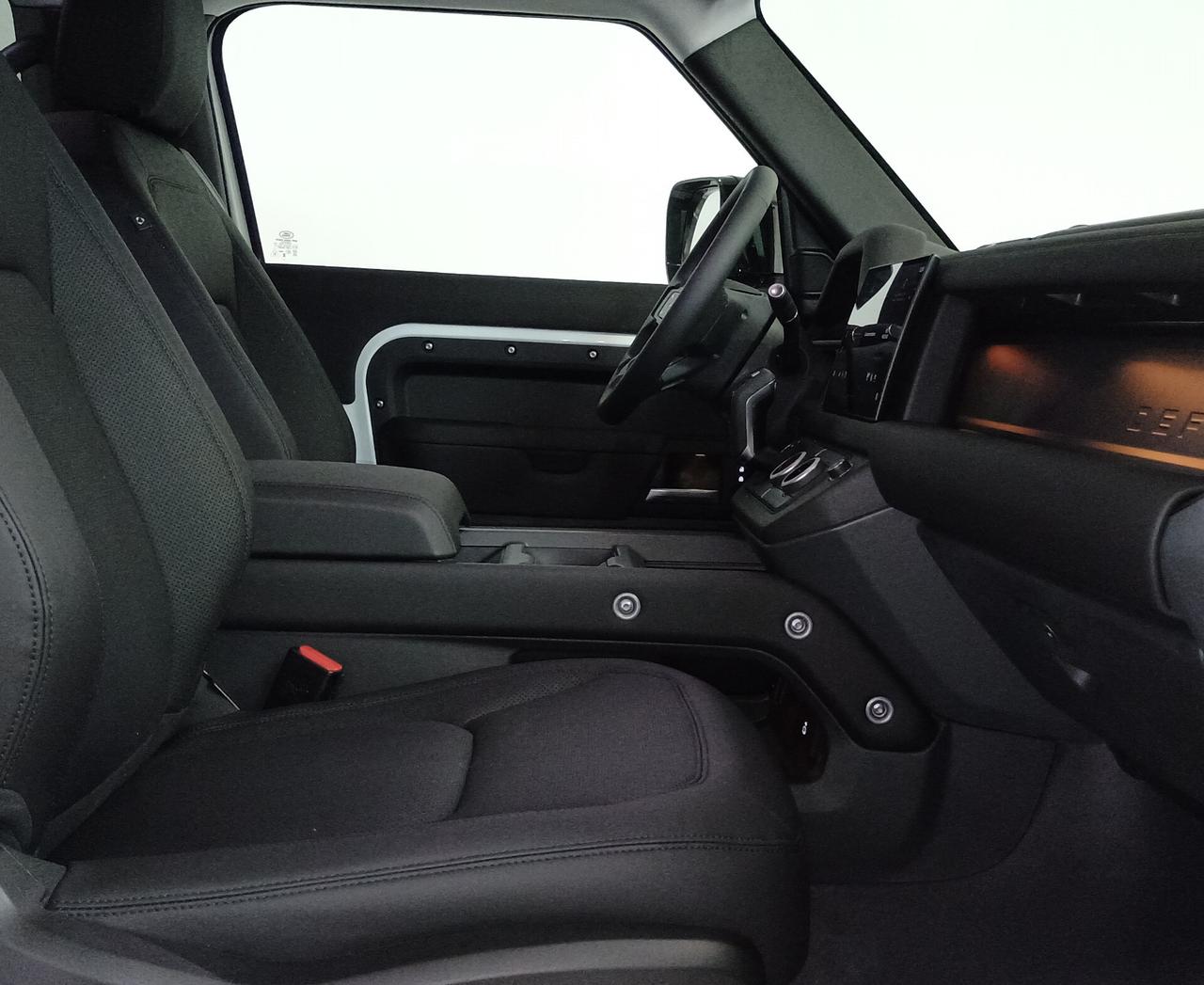 Land Rover Defender 90 3.0D I6 250 CV AWD Auto X-Dynamic SE Prezzo di Listino €. 95.518,46 Auto Aziendale €. 85.900,00