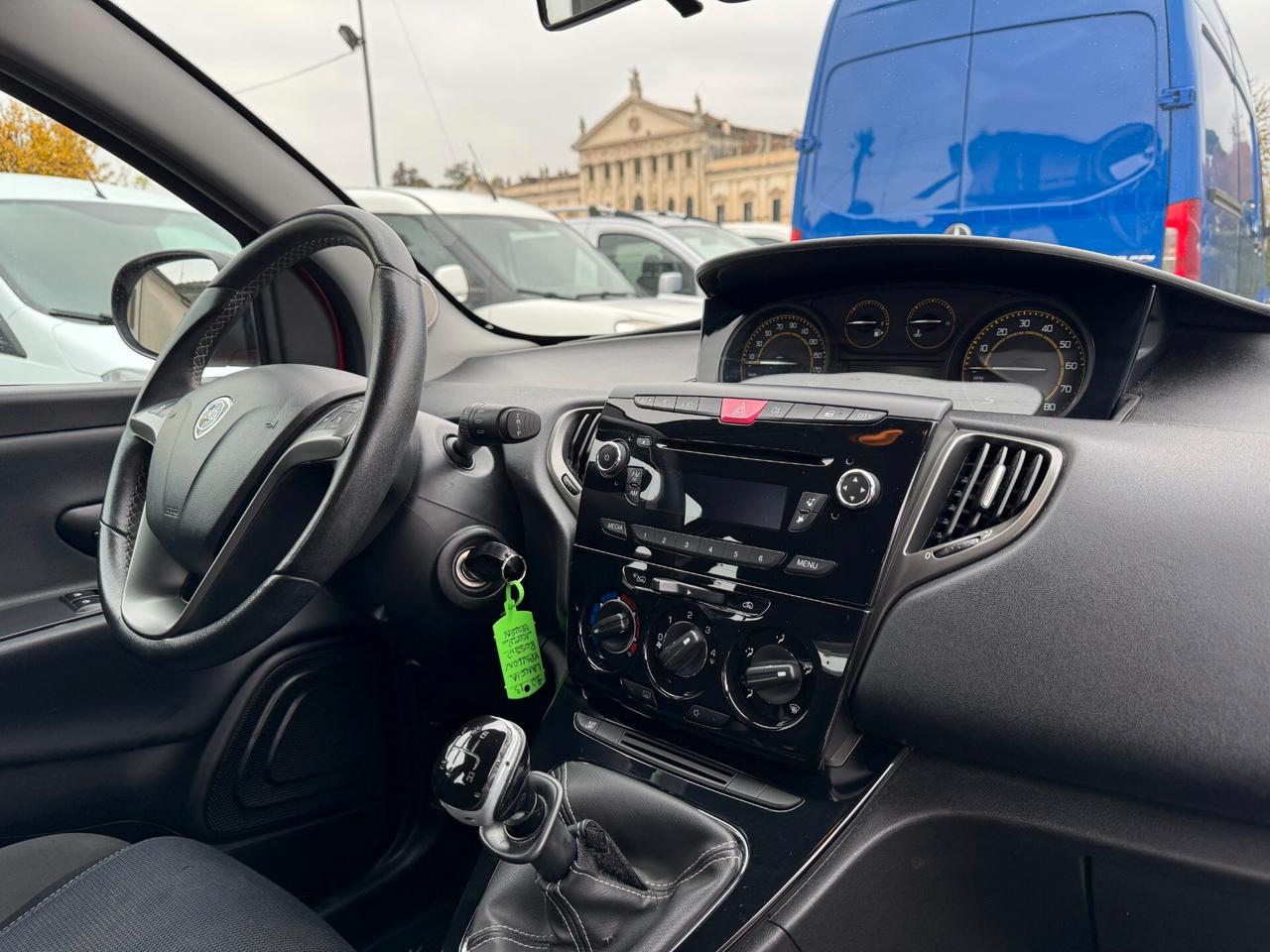 Lancia Ypsilon 1.2 69 CV 5 porte S Momodesign