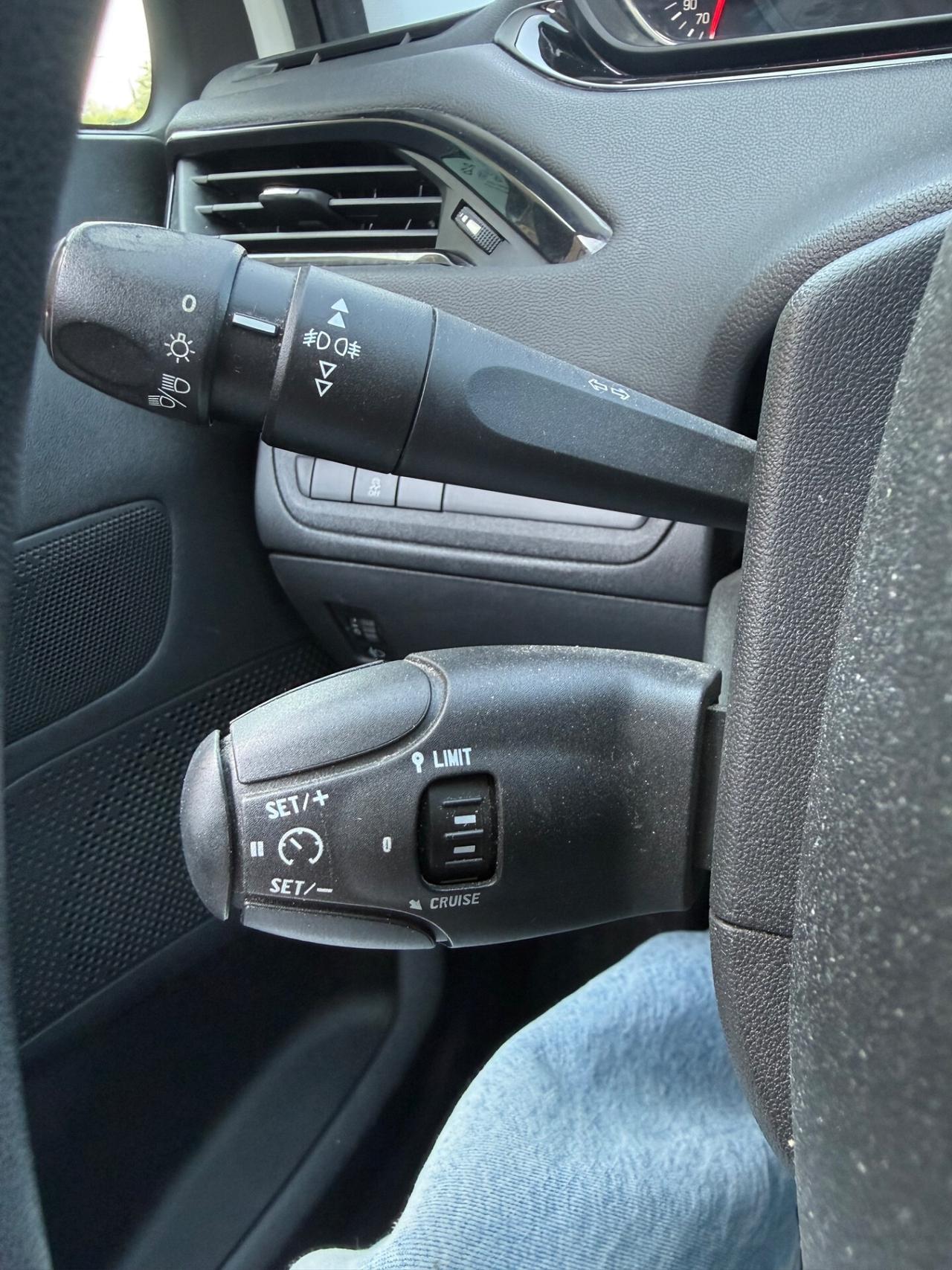 Peugeot 208 1.2 benzina 70 milaKM Neopatentati