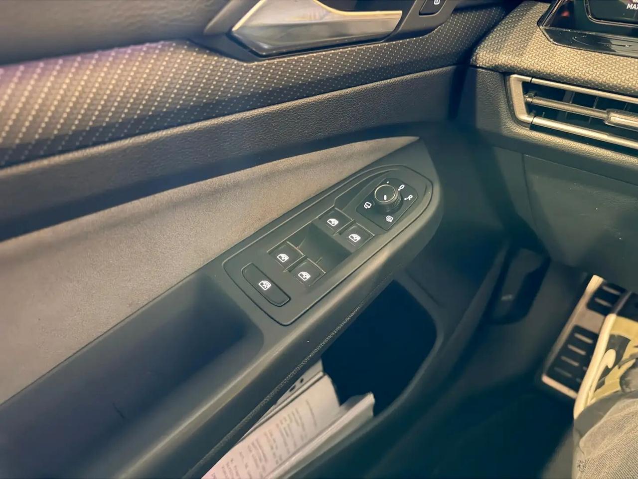 Volkswagen Golf 2.0 TDI 150 CV SCR R-Line