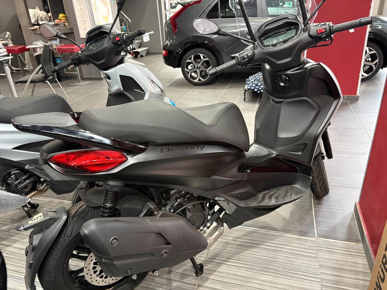 Piaggio Beverly 400 HPE Deep Black My2024 Euro5