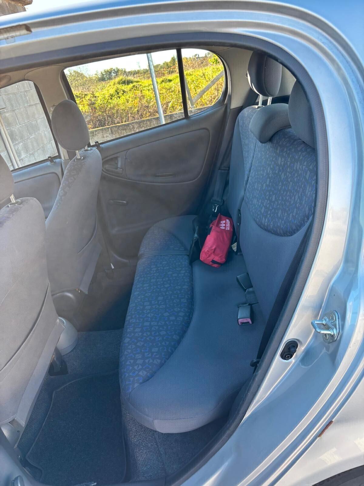 Toyota Yaris 1.3i 16V cat 5 porte SOL ADATTA AI NEOPATENTATI