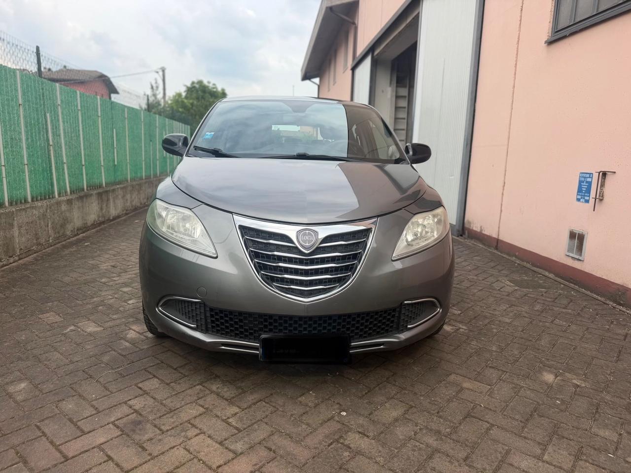 Lancia Ypsilon 1.2 69 CV 5 porte neopatentati unici prop