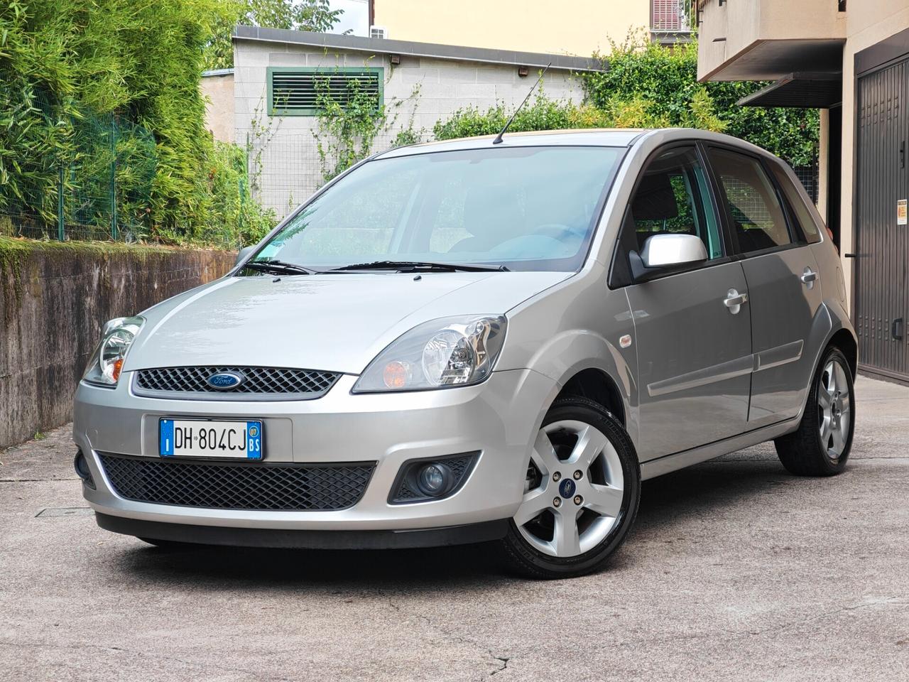 Ford Fiesta 1.2 BENZINA 75cv / 25.900km / Unipro