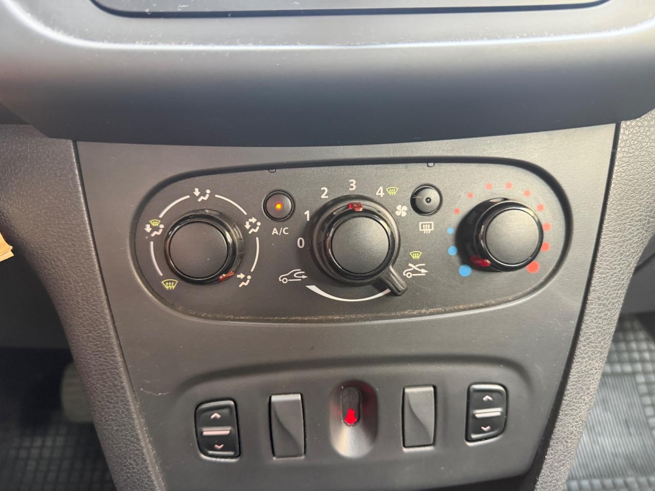 DACIA SANDERO 1.2 BENZ EURO5B -GPL 2035 UNI PROP