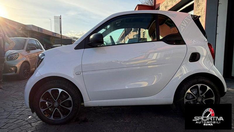 smart fortwo FARI LED TETTO PANORAMICO NAVI RATA MENSILE 202,00 fortwo 70 1.0 Passion