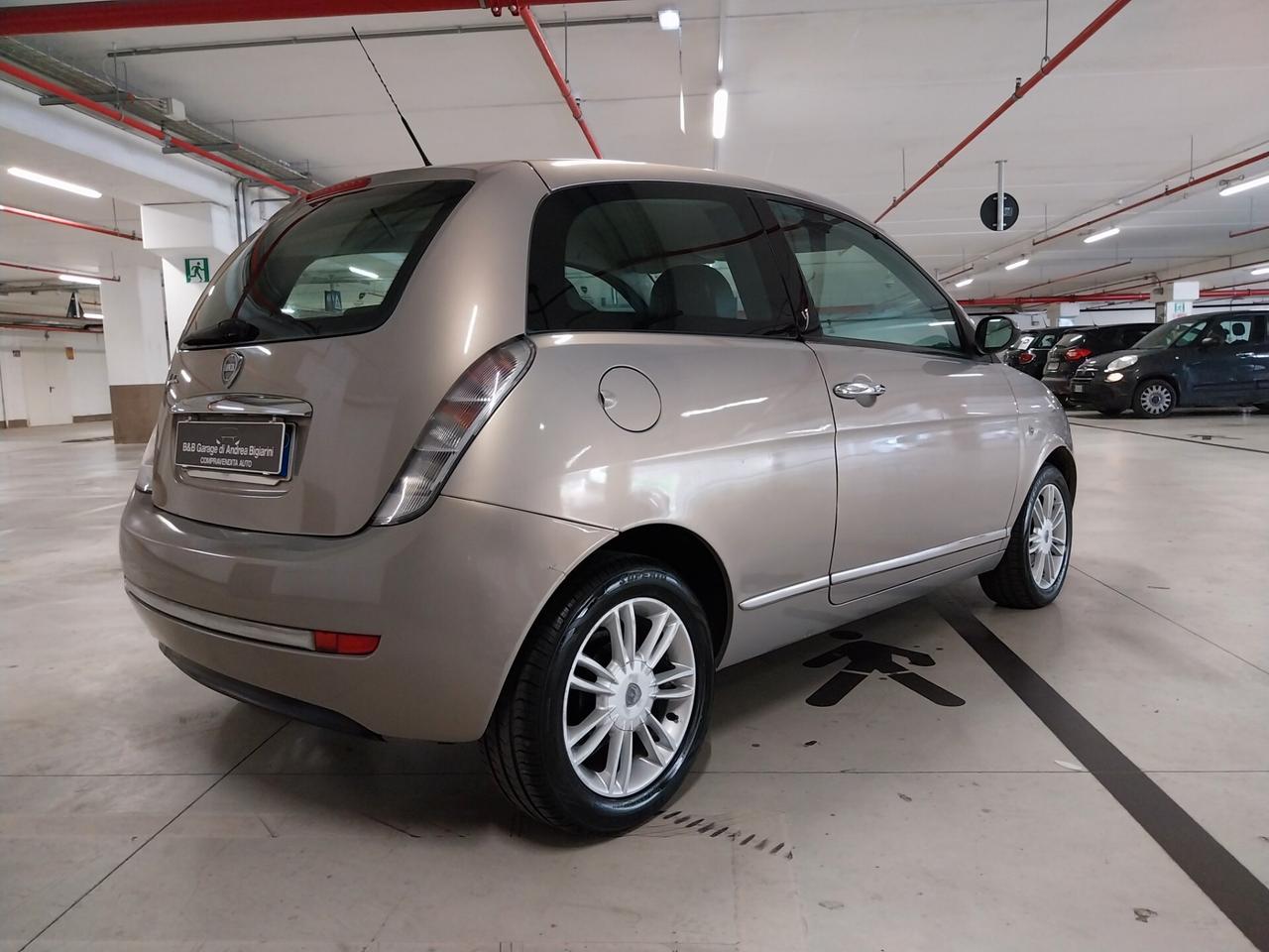 Lancia Ypsilon 1.3 MJT 75 CV VERSUS automativa - ok neopatentati