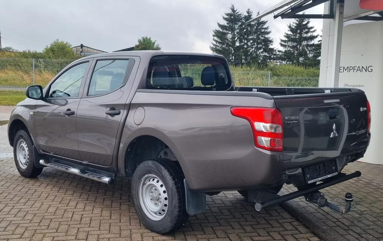 Mitsubishi L200 Double Cab Invite Cabina doppia 4WD+Ahk/Navi/Aria condizionata