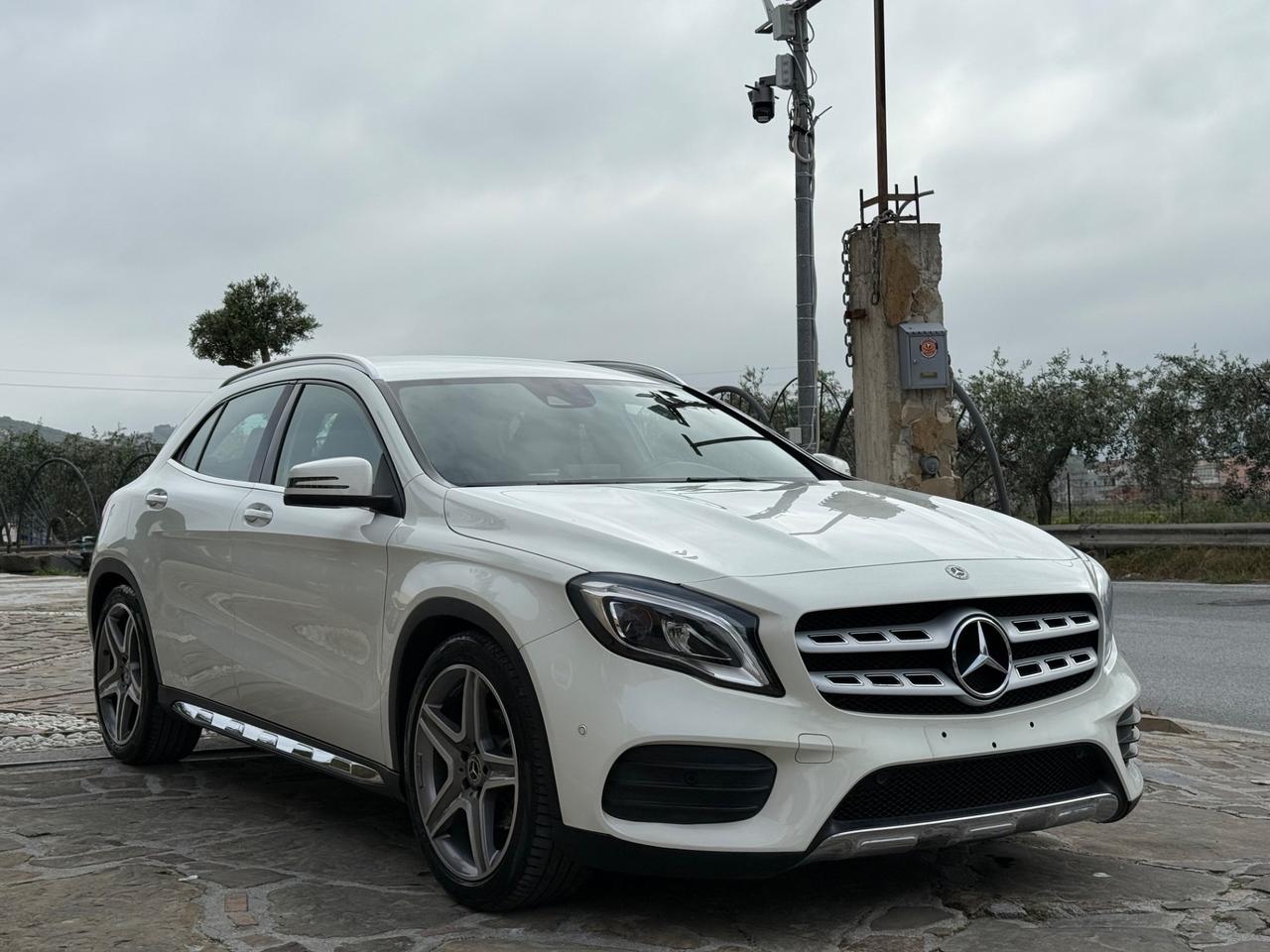 Mercedes-benz GLA 200 d Automatic Premium AMG Led Pelle Navy Cam 360*Bi xenon