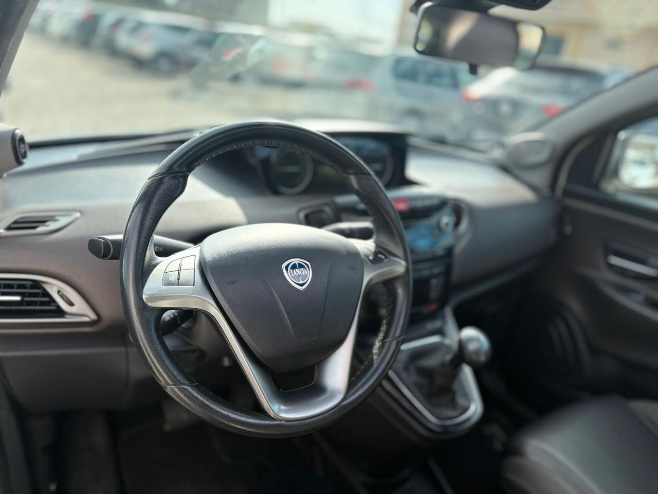 Lancia Ypsilon 0.9 TwinAir 85 CV 5 porte S&S Black&Red