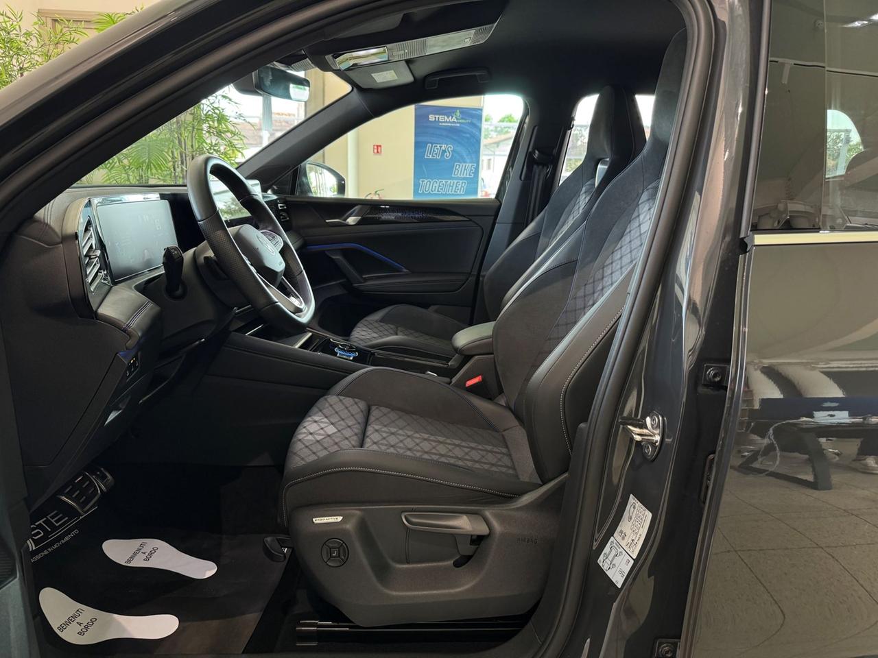 VOLKSWAGEN Tiguan III 2024 1.5 etsi R-Line 150cv dsg - SED. MASSAGGIANTI!
