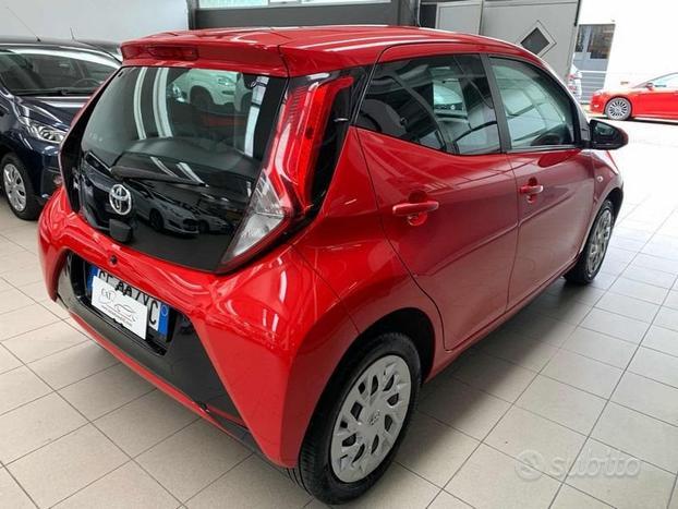 Toyota Aygo Connect 1.0 VVT-i 72 CV 5 porte x...