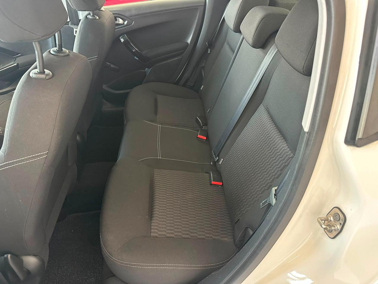 Peugeot 208 1.2 Allure 2015
