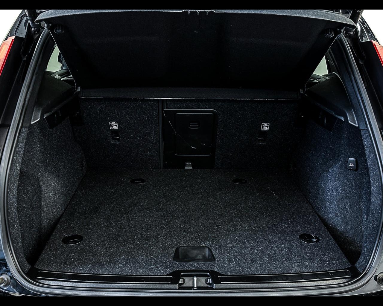 VOLVO XC40 (2017-->) - XC40 T2 Geartronic Momentum Pro N1