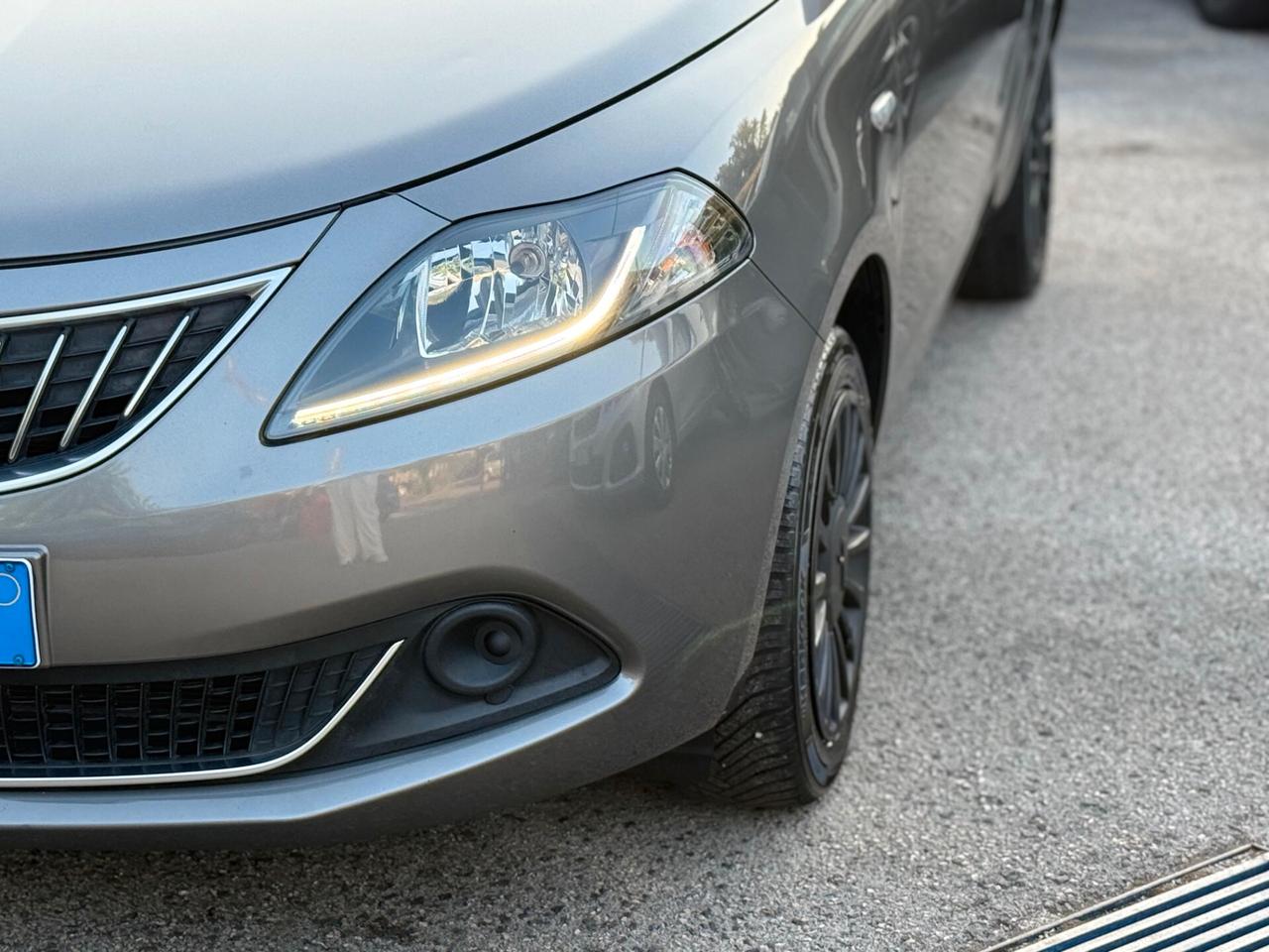 Lancia Ypsilon 1.0 FireFly S&S Hybrid Ecochic Silver