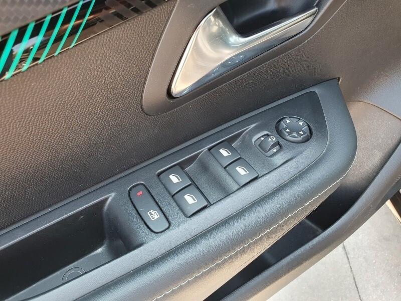 PEUGEOT 208 1.2 PureTech 100 S&S LED TOUCH 7 PARK
