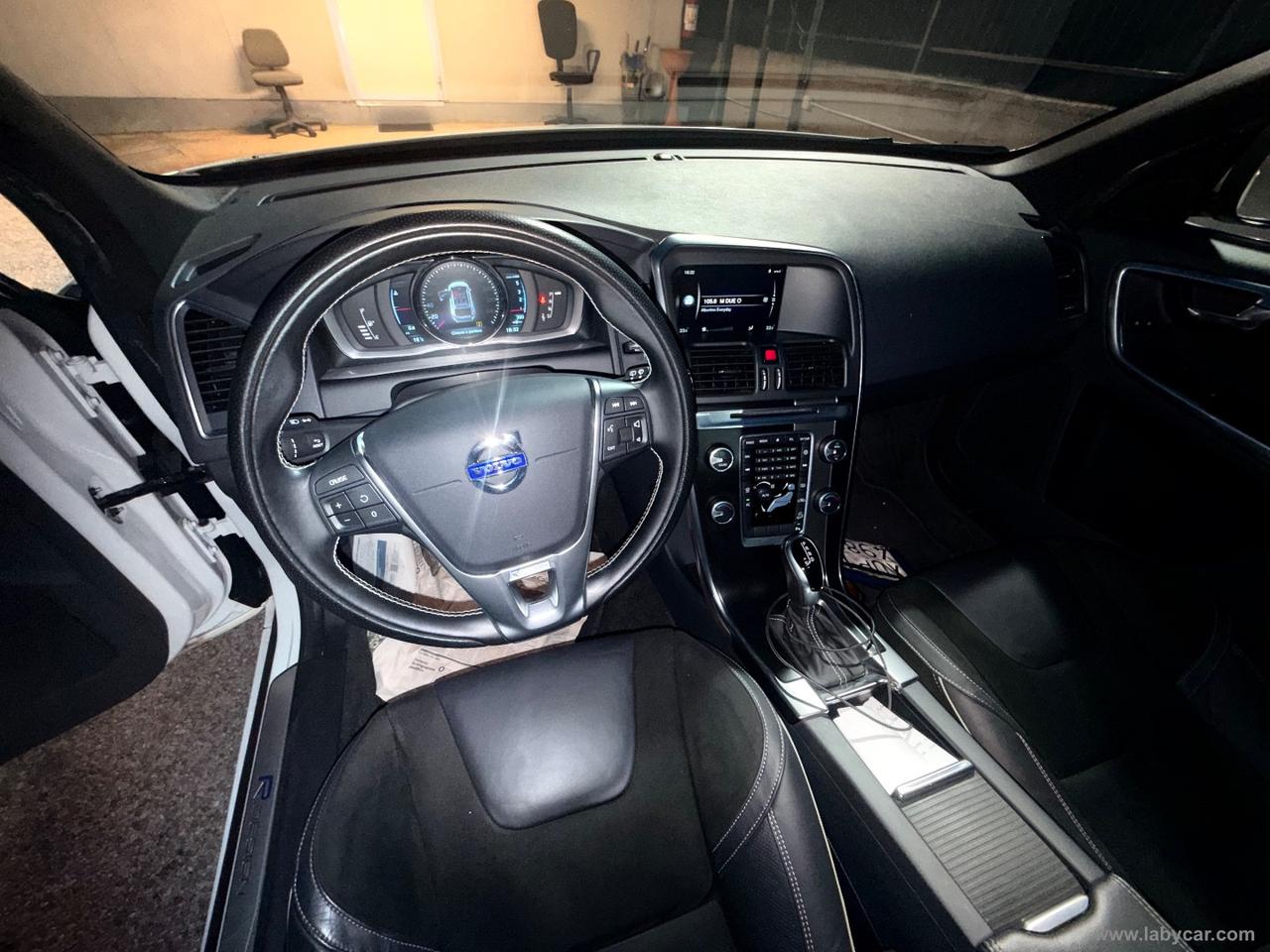 VOLVO XC60 D5 AWD Geartronic R-design Momentum