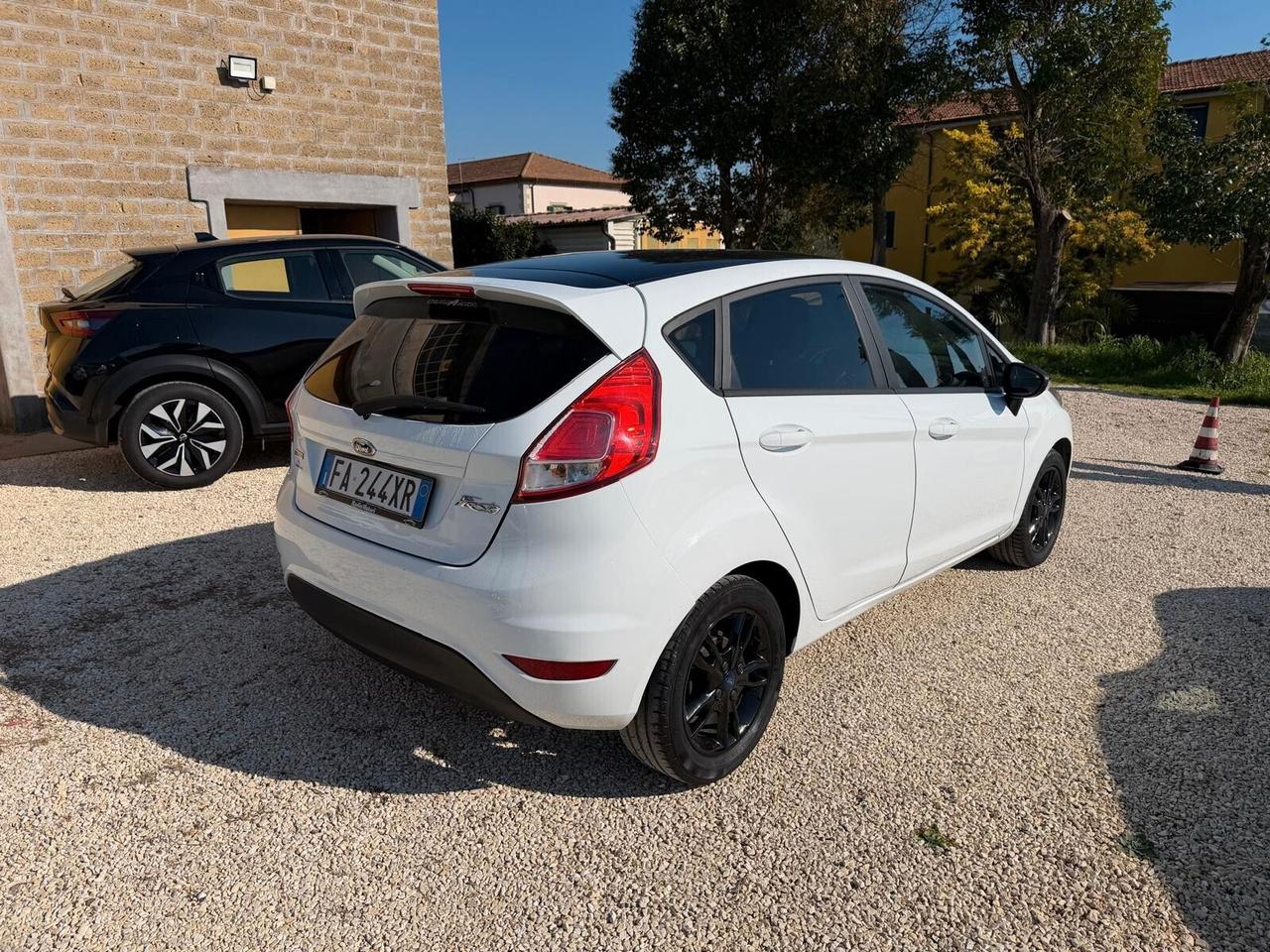 Ford Fiesta Cambio Automatico Black & White
