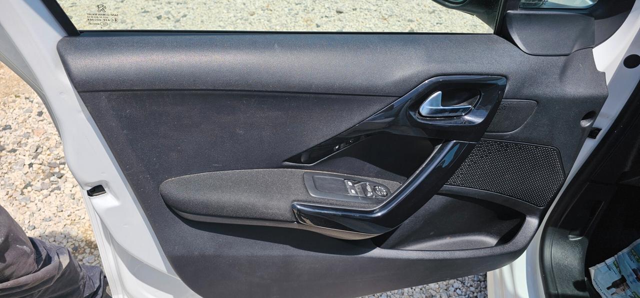 Peugeot 208 PureTech 82 5 porte Allure
