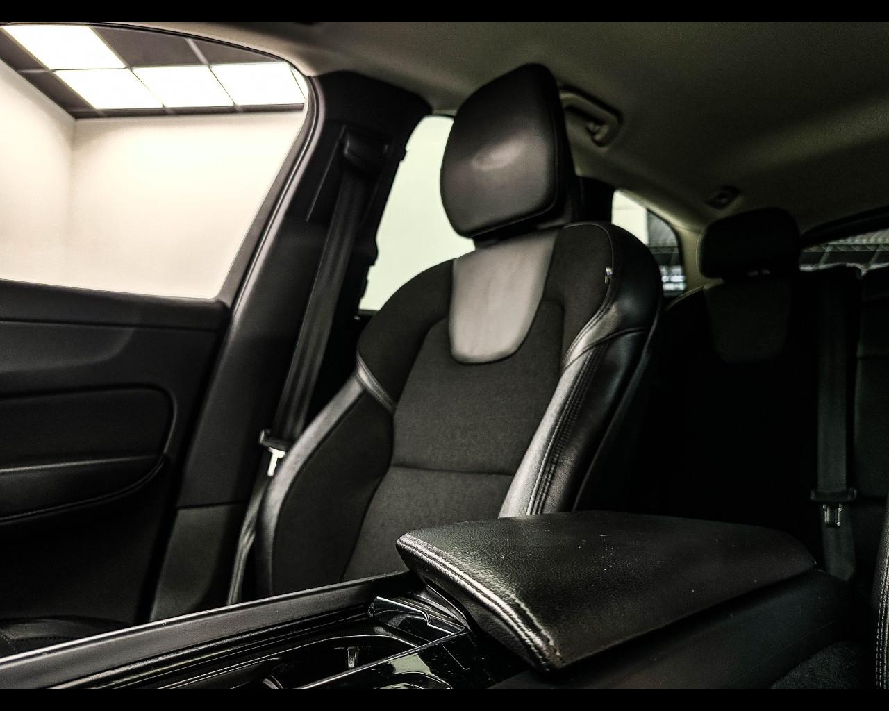 VOLVO XC60 B4 (d) AWD Geartronic Momentum Pro