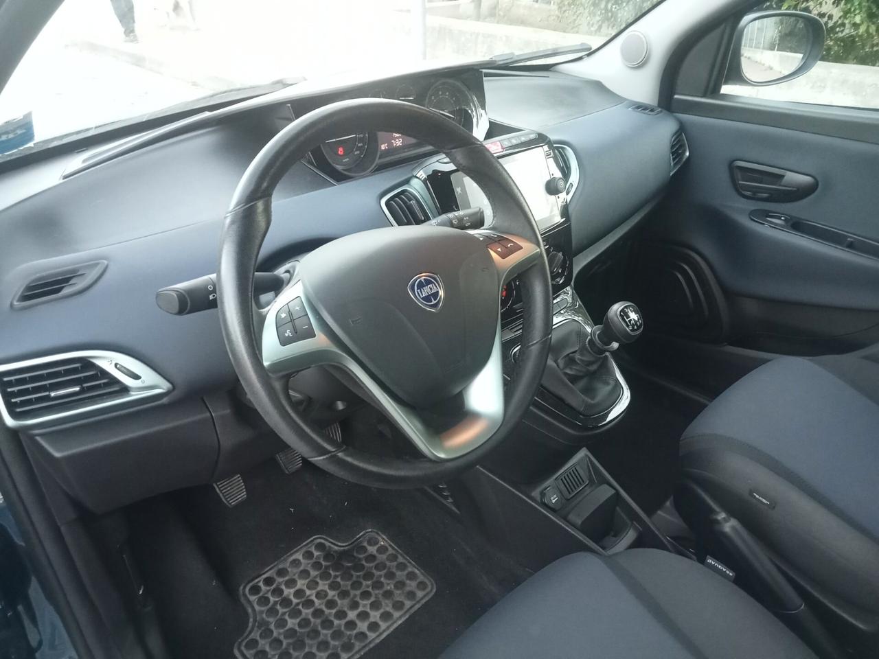 Lancia Ypsilon 1.0 FireFly 5 porte S&S Hybrid Platino