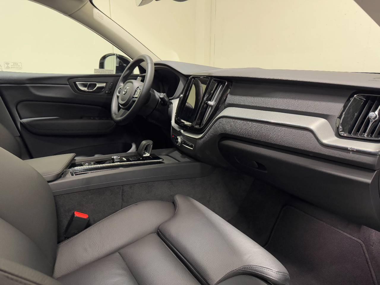 VOLVO XC60 B4 PLUS DARK AUTO