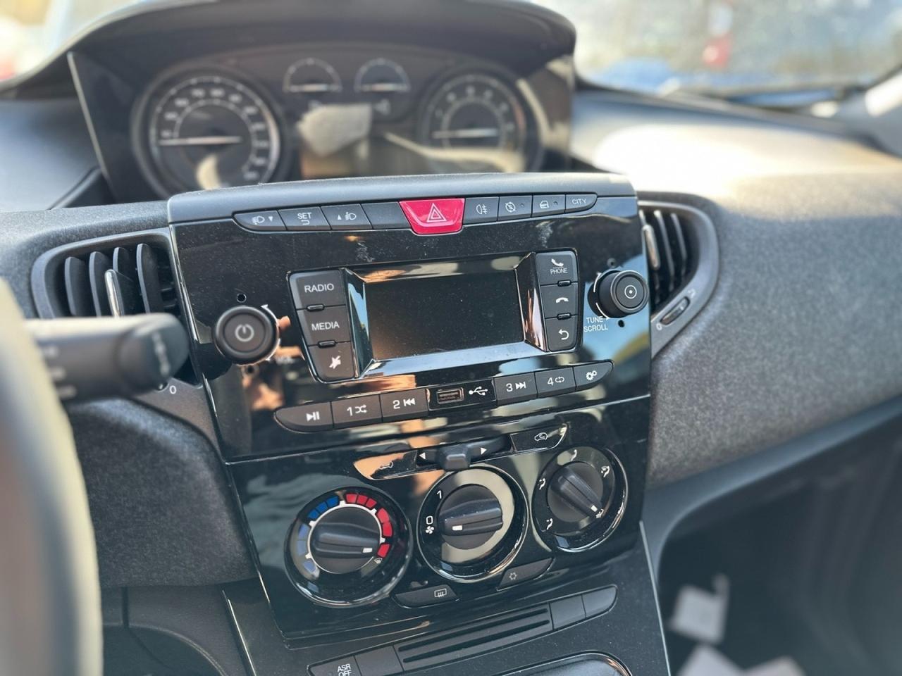 LANCIA Ypsilon III 2021 - Ypsilon 1.0 firefly hybrid Silver s&s 70cv