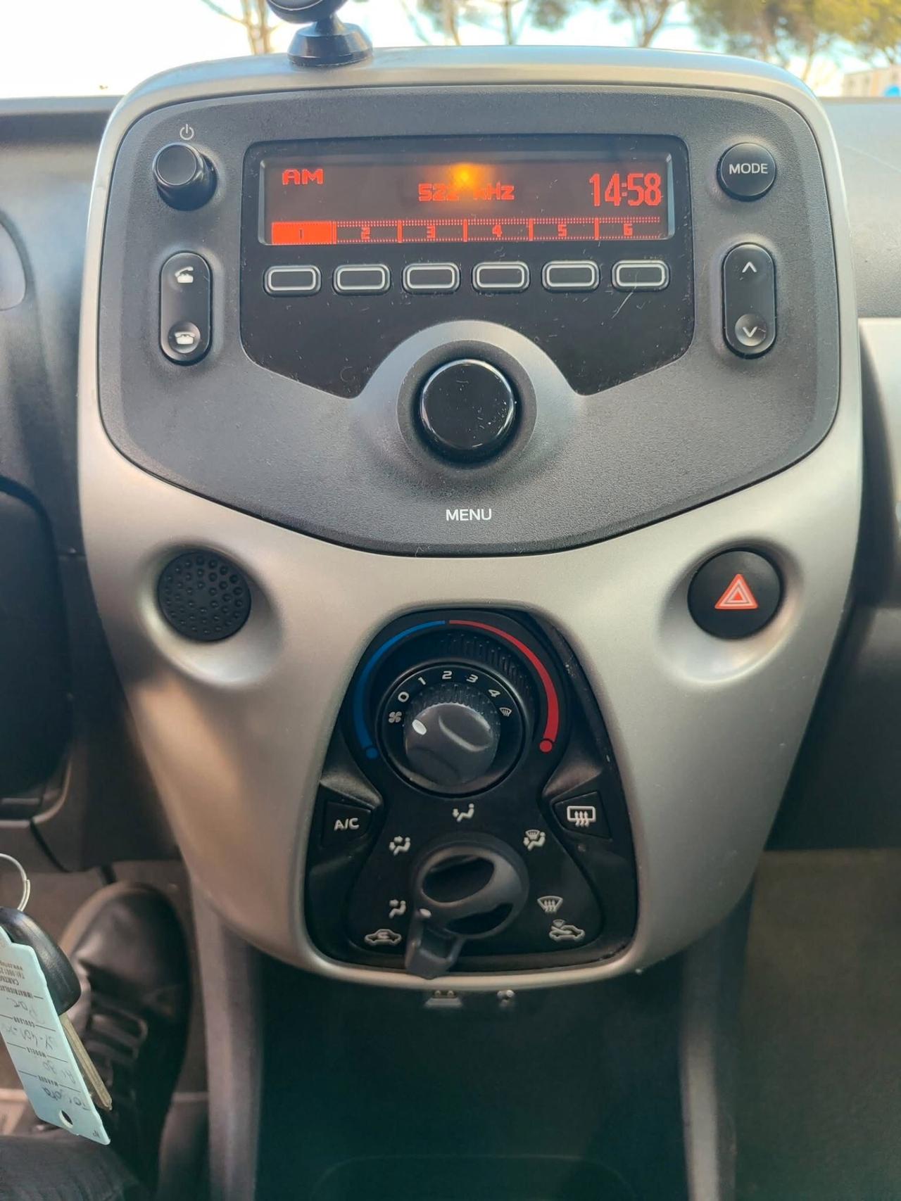 Toyota Aygo 1.0 VVT-i 69 CV 5 porte x-play