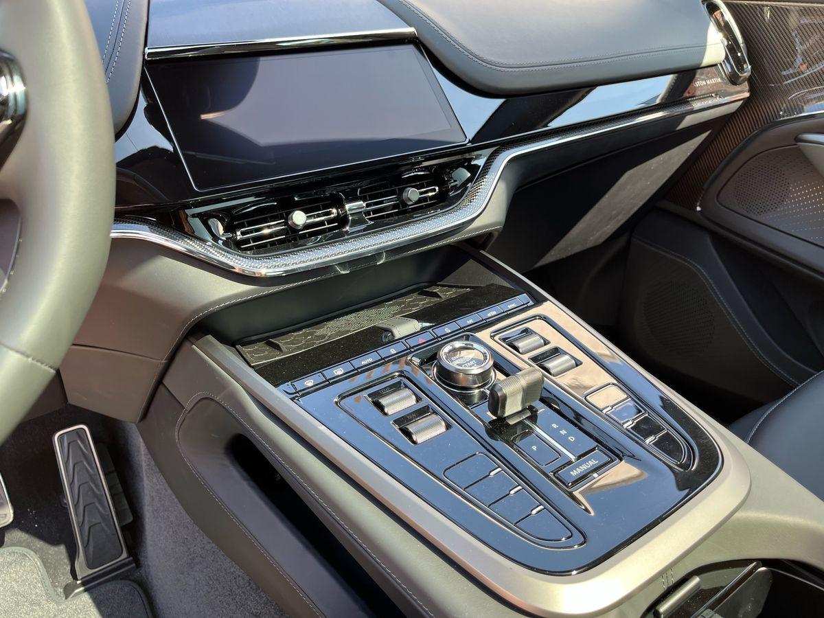 ASTON MARTIN DBX707 4.0