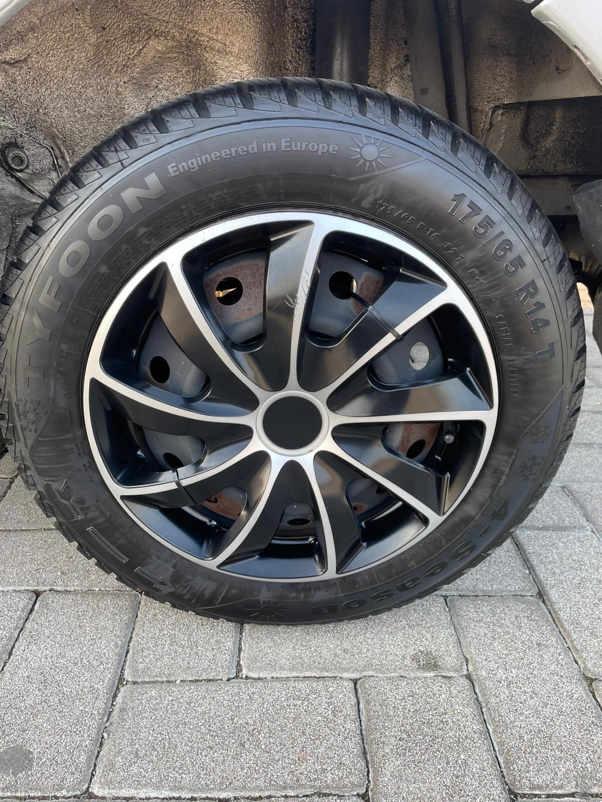 Toyota Yaris 1.0i 16V cat 5 porte Sol