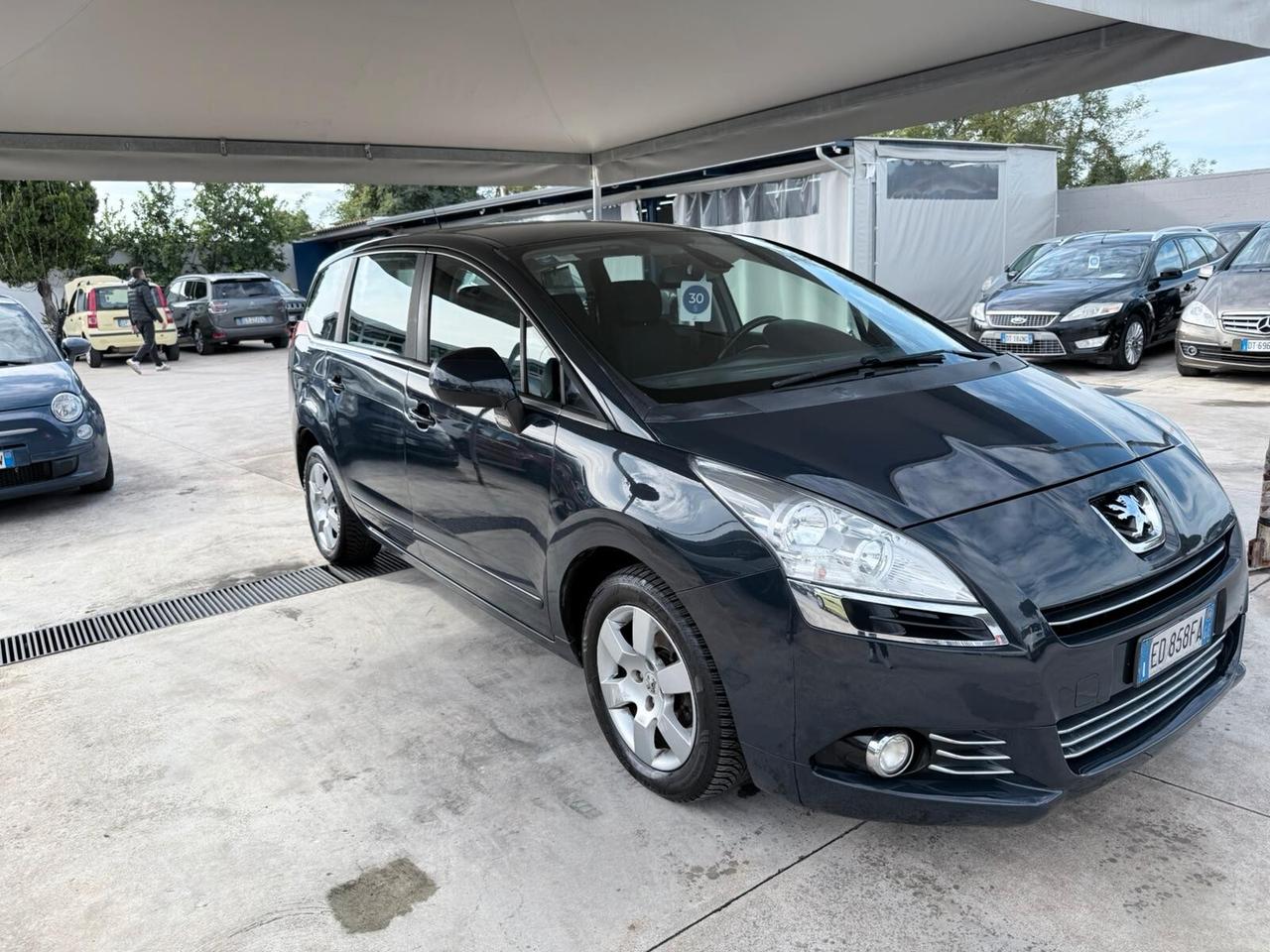Peugeot 5008 1.6 HDi 112CV cambio robotizzato Tecno