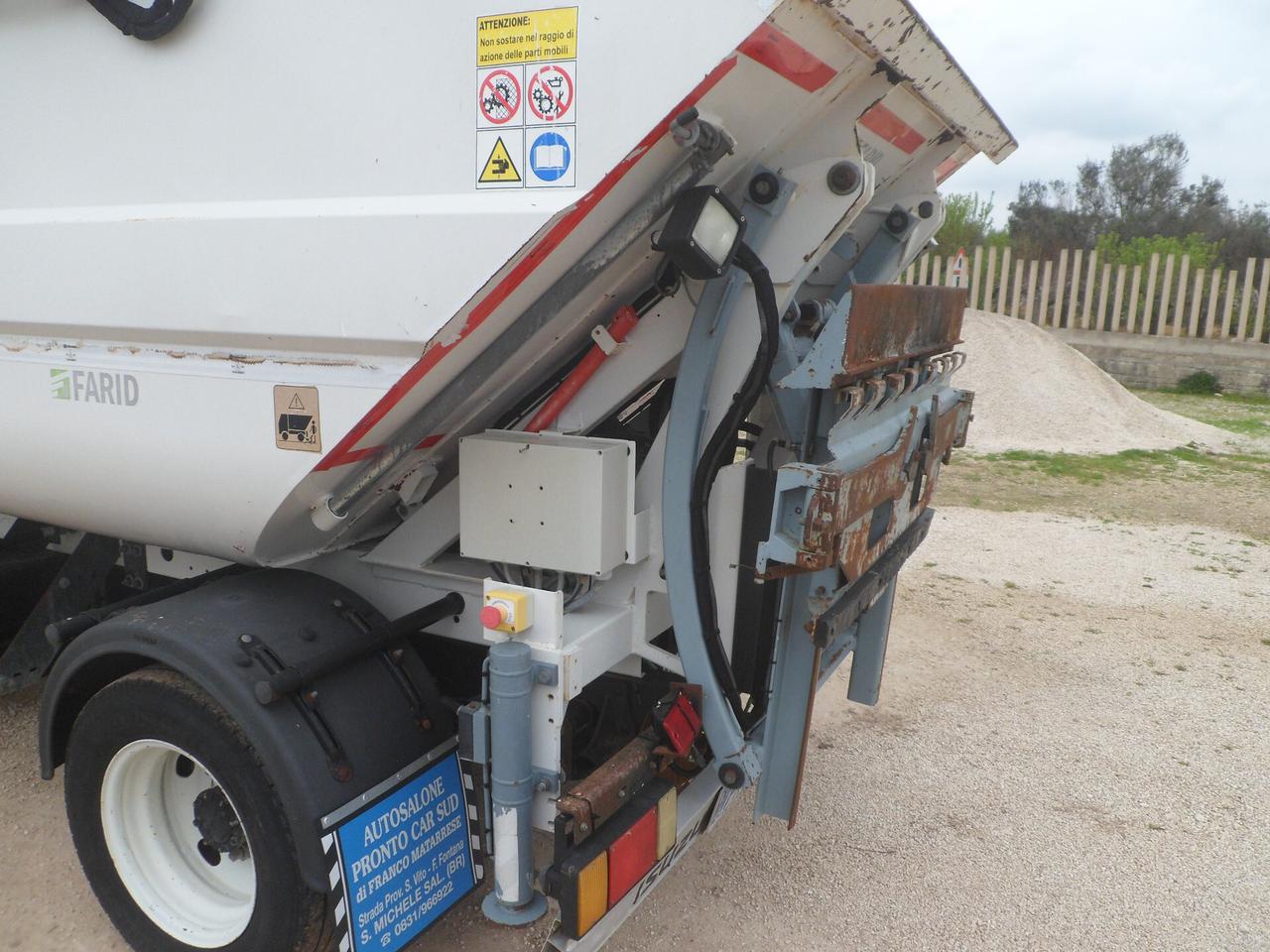 Isuzu M21 compattatore