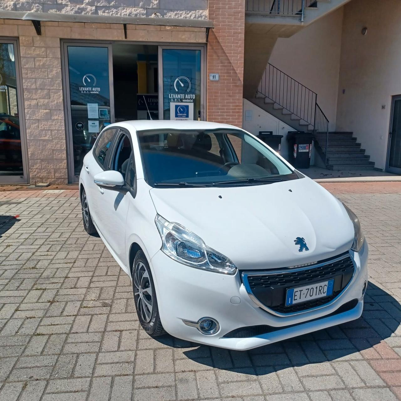 SEMBRA NUOVA PEUGEOT 208 1.4 GPL DI FABBRICA