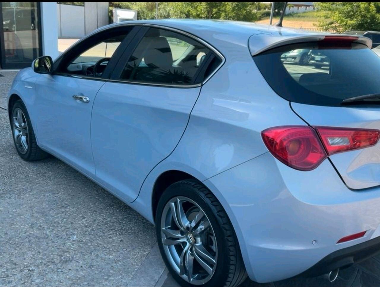 Alfa Romeo Giulietta 1.6 JTD105 cv ok neopatentati.