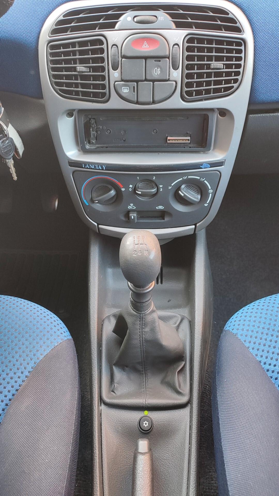 Lancia Y 1.2i cat Elefantino Blu NEOPATENTATO