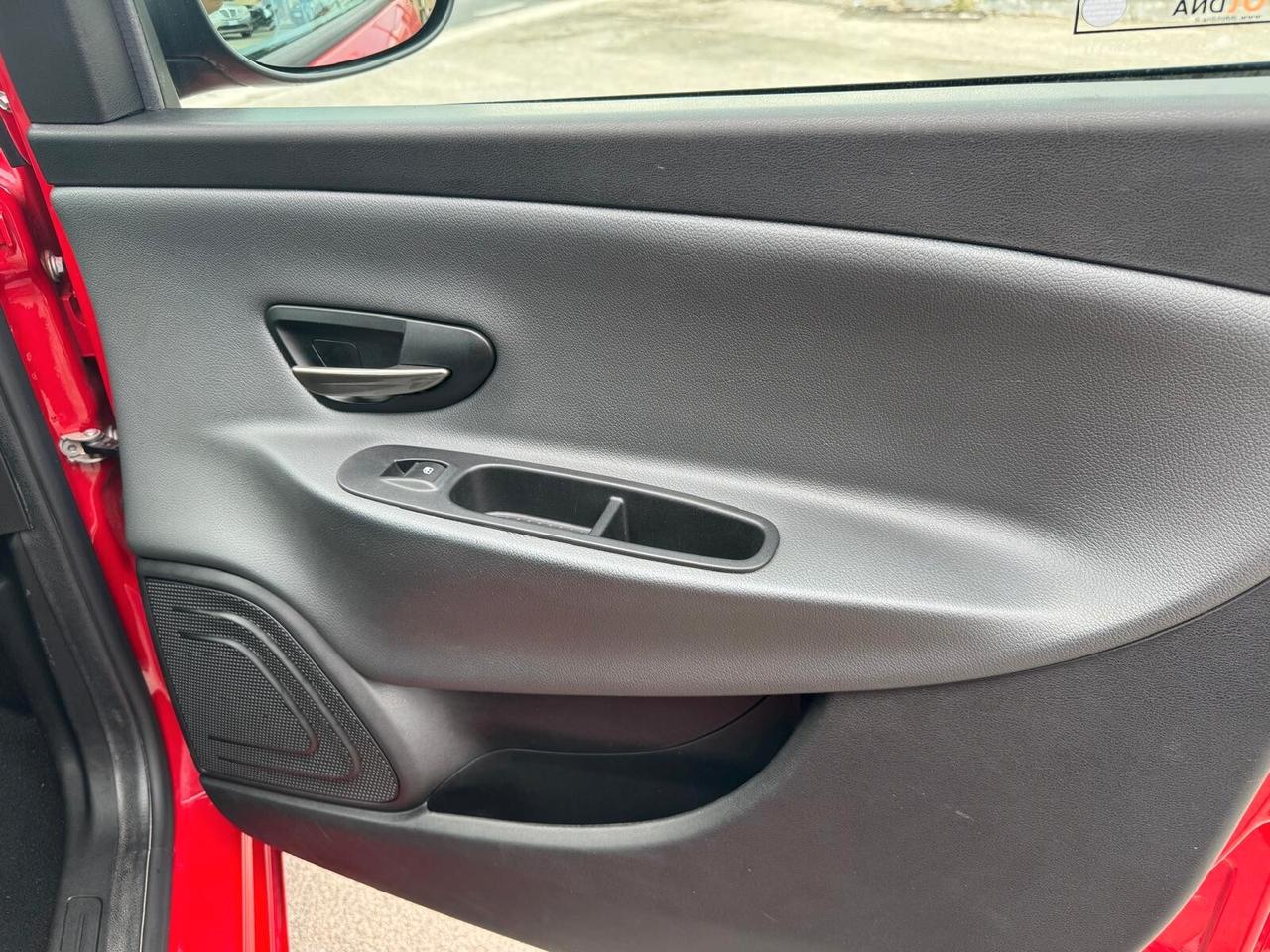 Lancia Ypsilon 0.9 TwinAir 85 CV 5 porte Metano Ecochic Silver