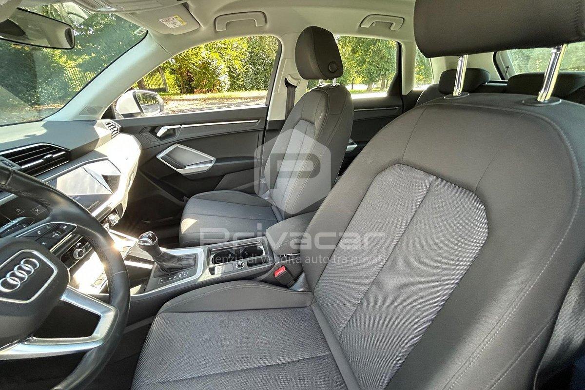 AUDI Q3 35 TFSI Business Advanced