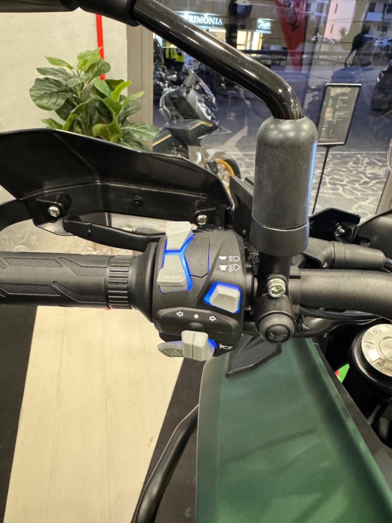 Benelli TRK 702 X!! CON TRIS DI VALIGIE IN ALLUMINIO!!