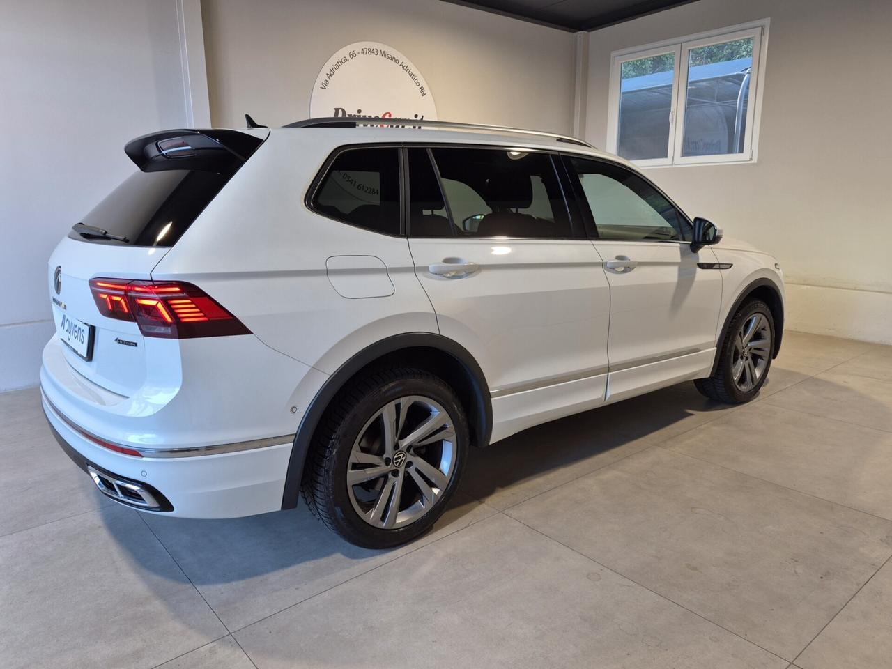 Volkswagen Tiguan ALLSPACE 2.0 TDI R-LINE 4MOTION 7 POSTI DSG LED NAVI APPLE CAR PLAY/ANDROID AUTO 360° ACC C.19 WIRELESS AMBIENT LIGHT