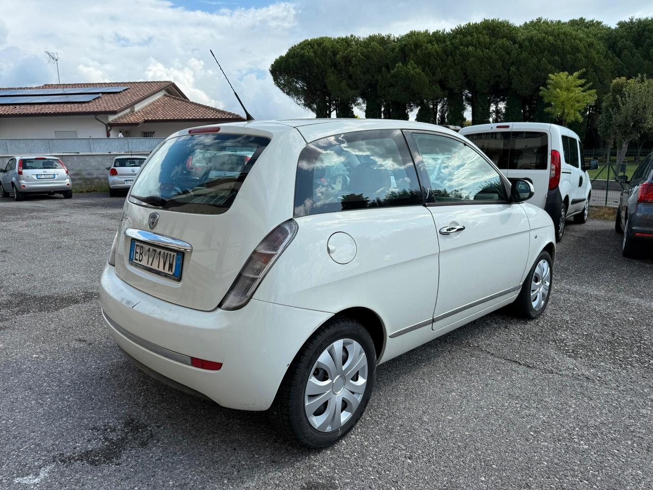 Lancia Ypsilon 1.3 MJT 75 CV Versus