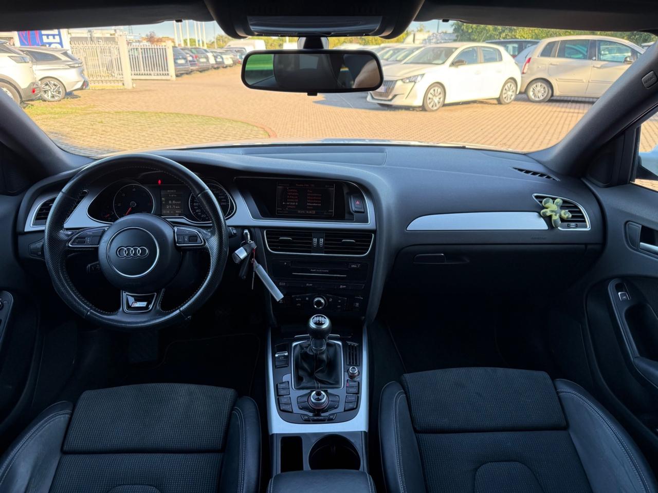 Audi A4 Avant 2.0 TDI 177CV s-line interno/esterno