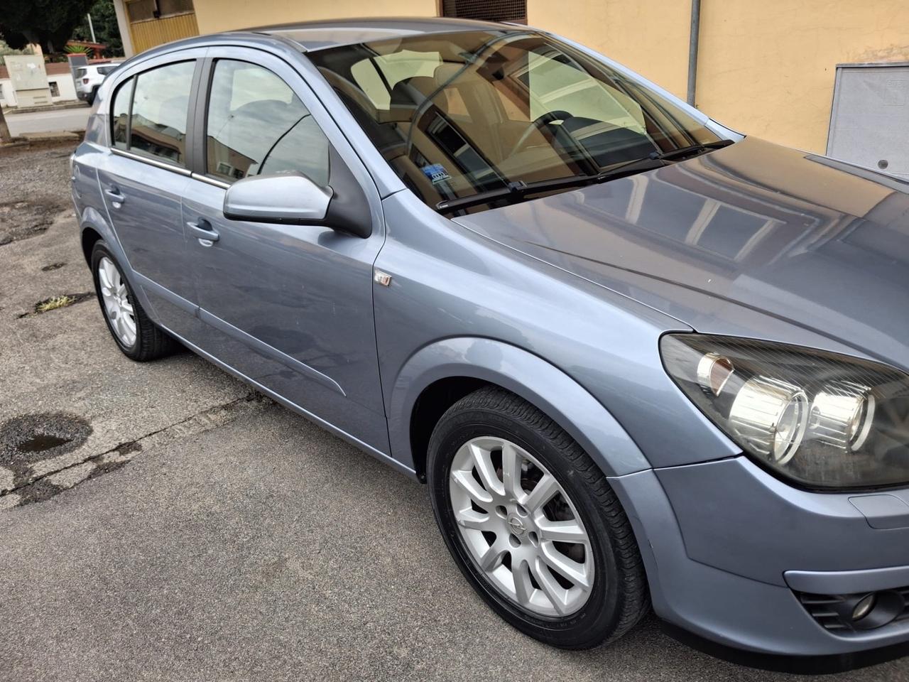 Opel Astra 1.6 16V Twinport 5 porte Cosmo