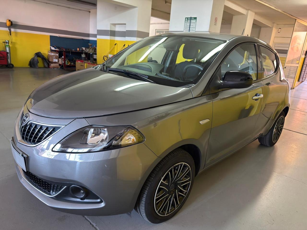 Lancia Ypsilon 1.0 FireFly 5 porte S&S Hybrid Ecochic Silver