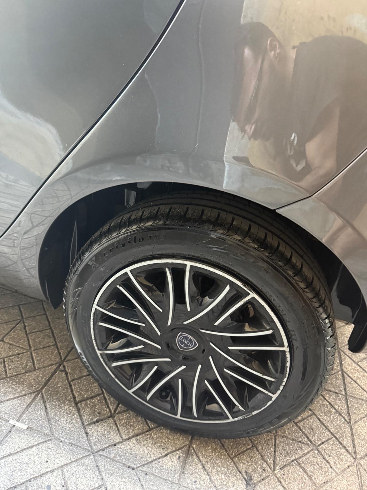 Lancia Ypsilon 1.2 69 CV 5 porte GPL DI SERIE