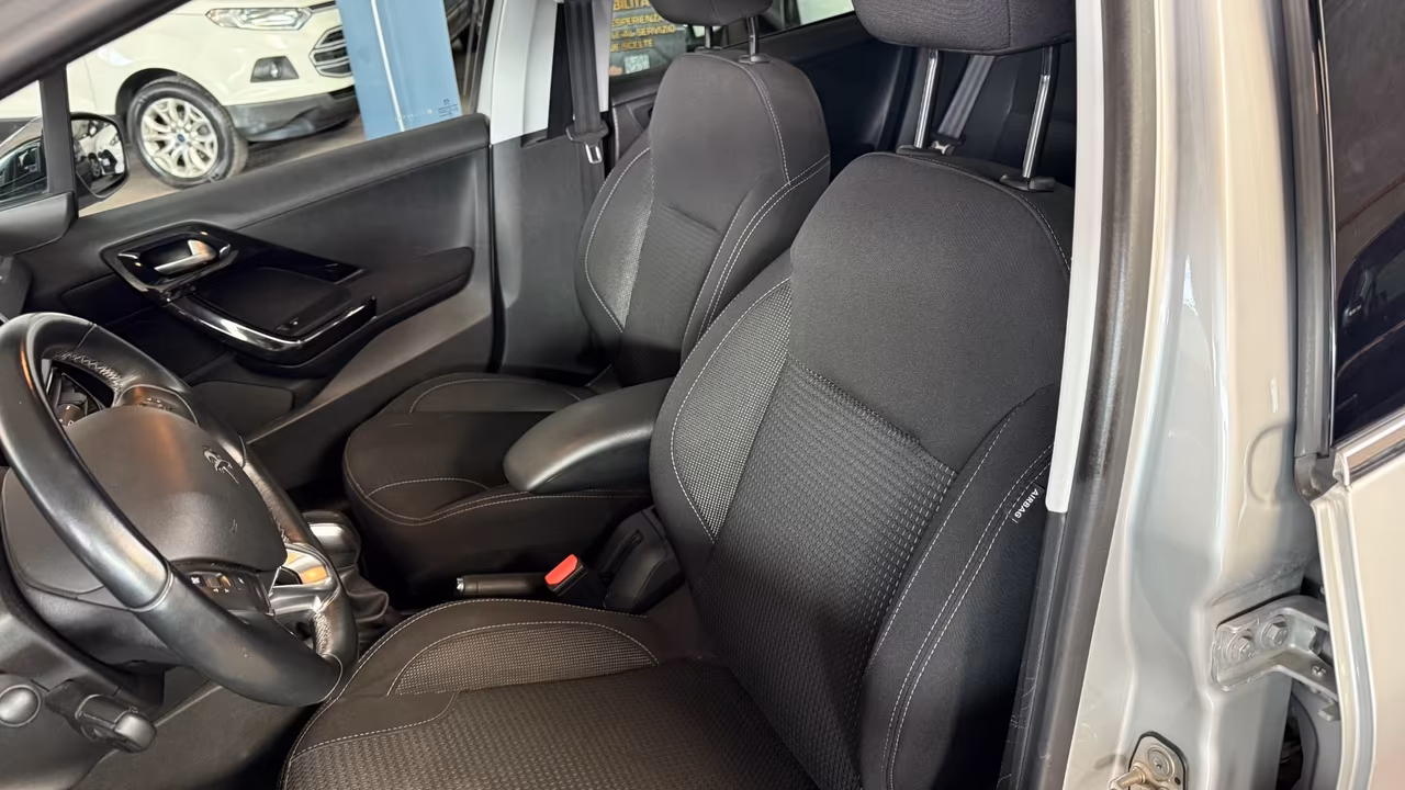 Peugeot 208 BlueHDi 100 5p. GT Line ICE White
