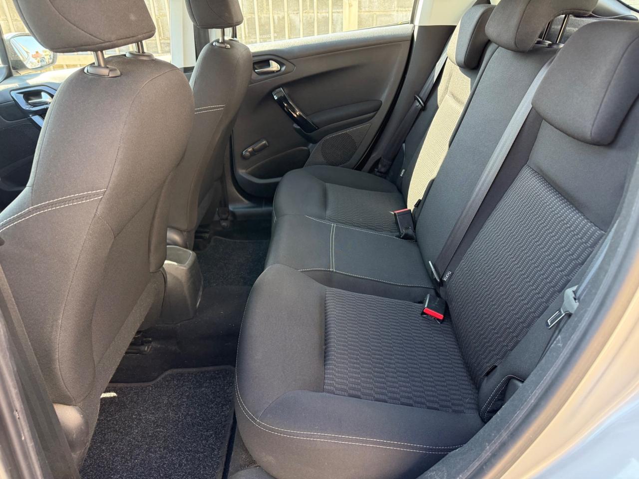 Peugeot 208 PureTech 82 5p. GPL Allure