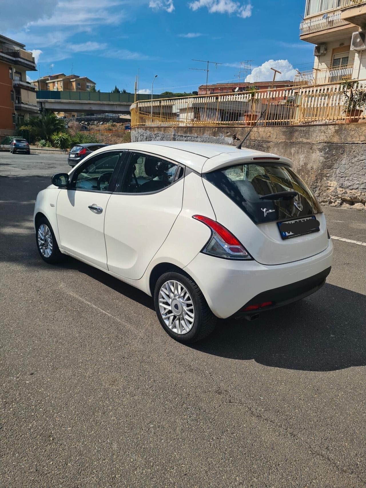 Lancia Ypsilon 1.2 69 CV 5 porte S&S Silver