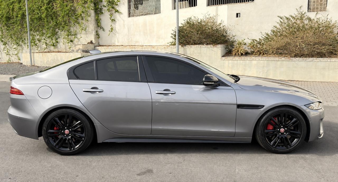 Jaguar XE 2.0 D 204 CV aut. R-Dynamic Black EDITION