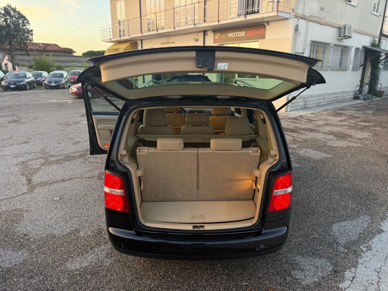 Volkswagen Touran 1.6 16V FSI Highline 7 POSTI